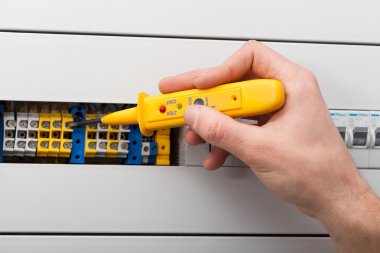 geçiş panosu üzerindeki gerilim ölçümü