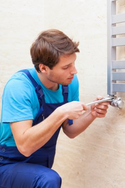 Genç tamirci fixing ısıtıcısı