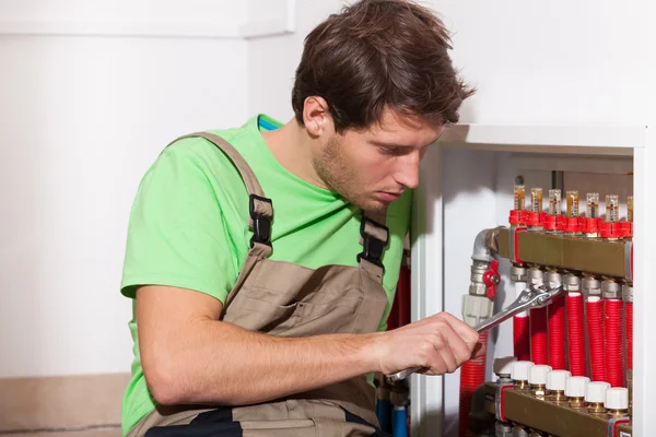 Reparateur repariert Ventile in der Wohnung — Stockfoto