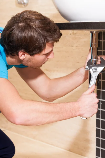 banyo boruları vidalama