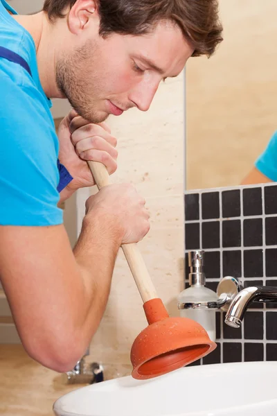 Handyman usando émbolo — Foto de Stock