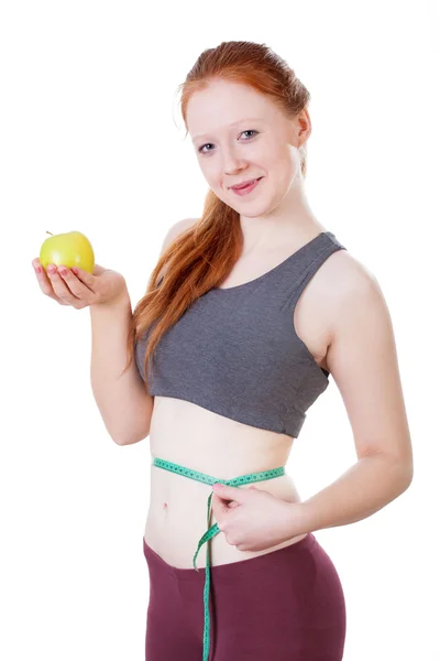 Niña midiendo cintura y sosteniendo manzana —  Fotos de Stock