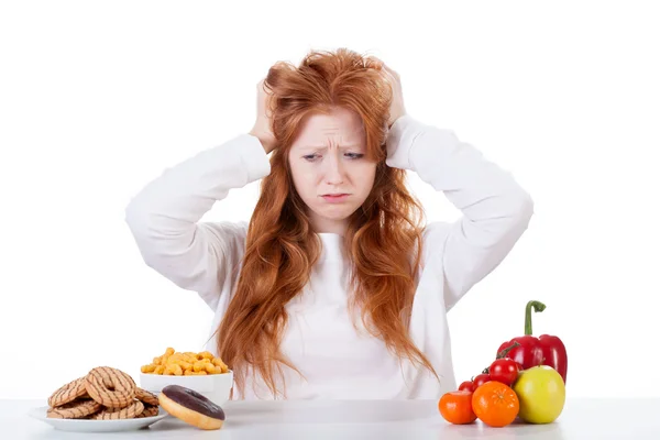 Mädchen versucht zu entscheiden, was sie essen soll — Stockfoto