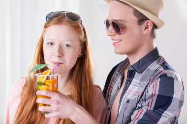 kız kokteyl içiyor