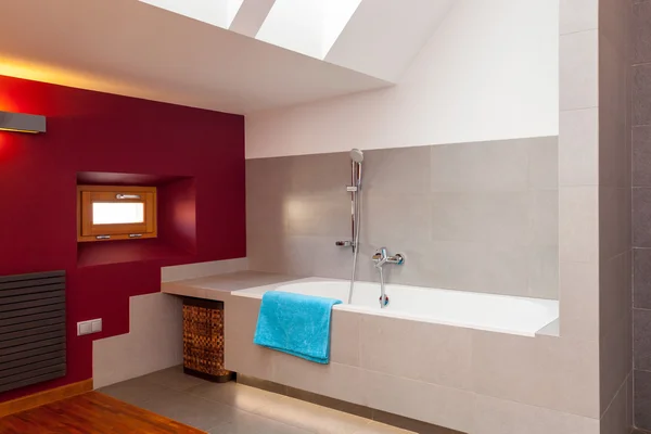 Bain blanc dans la salle de bain conçue — Photo