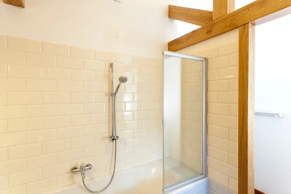 Regndusch i klassiska badrum — Stockfoto