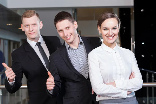 Glückliches Team vor der Arbeit — Stockfoto