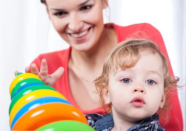 Ragazzo con un giocattolo e una mamma sorridente — Foto Stock