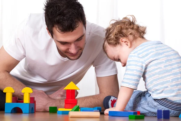 Папа и сын играют с блоками — стоковое фото