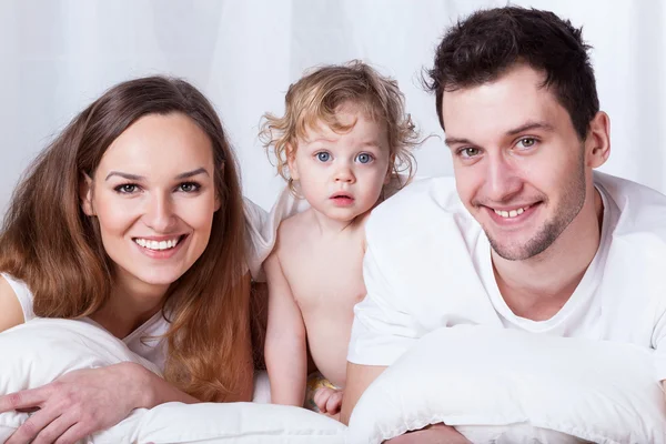 幸福的家庭在床上 — 图库照片
