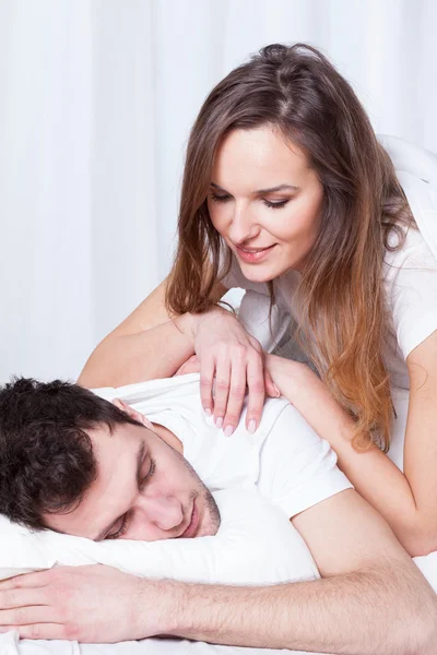 Esposa assistindo marido dormir — Fotografia de Stock