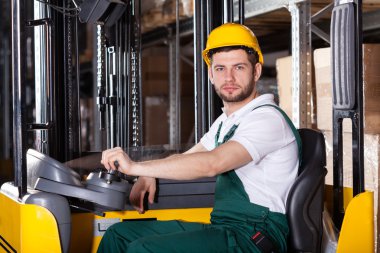 Forklift üzerinde sürüş depo çalışanı