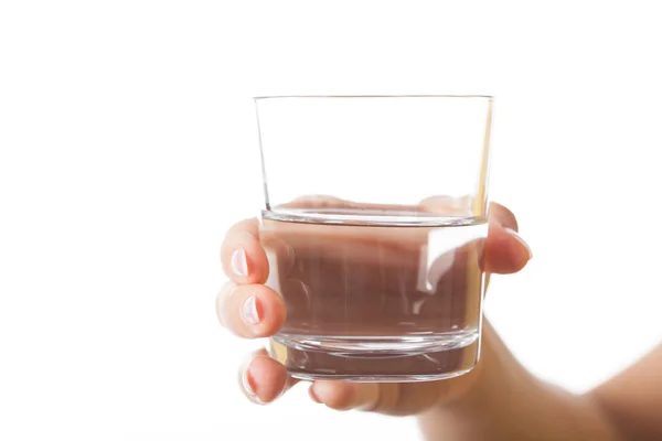 Frau hält Glas Wasser in der Hand — Stockfoto