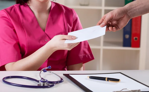 Médico aceitar suborno — Fotografia de Stock