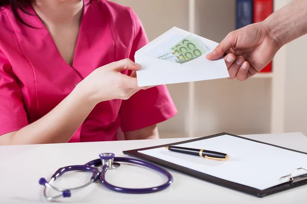 Medico prendendo tangente — Foto Stock