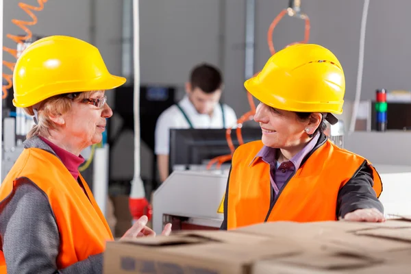 Employees discussing at production area — Stock Photo, Image