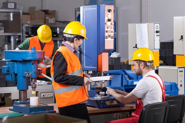 Production worker with boss — Stock Photo, Image