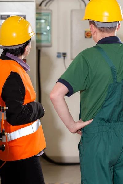 Supervisor berät sich mit Arbeiter — Stockfoto