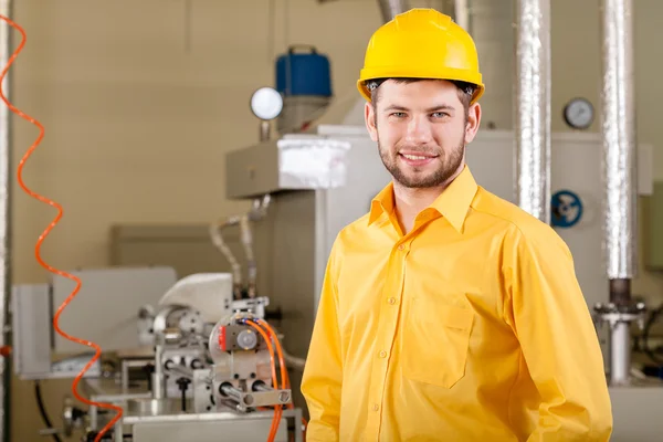 Ingeniero que trabaja en fábrica — Foto de Stock