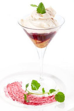 bir bardak kırmızı tatlı 