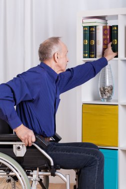 günlük aktiviteler sırasında Engelli man