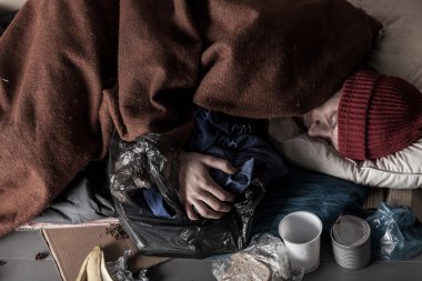 Zavallı adam sokakta uyuyan