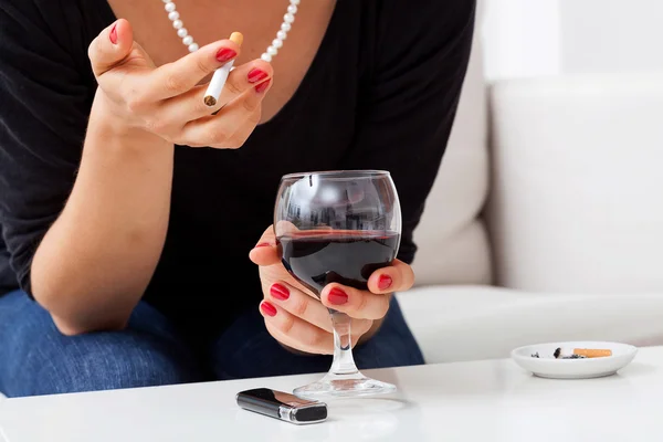 Mujer con adicciones — Foto de Stock