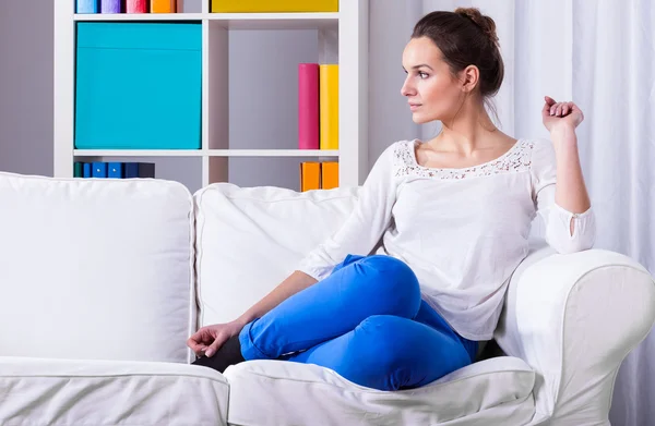 Vrouw zittend op een bank — Stockfoto