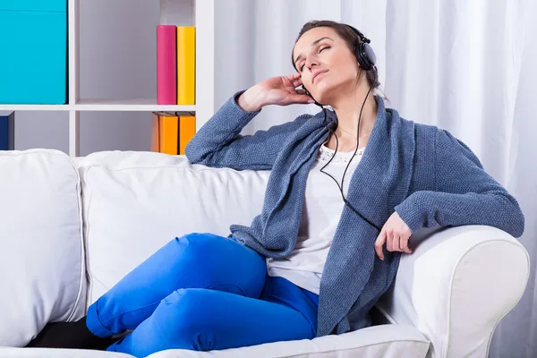 Mujer listando música —  Fotos de Stock