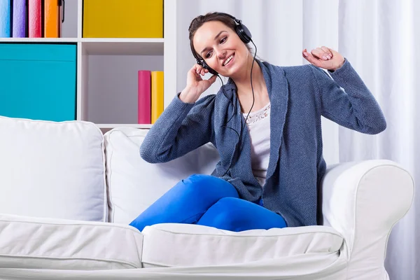 Vrouw luisteren pop muziek — Stockfoto