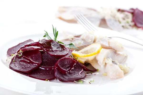 Salada de beterraba e arenque — Fotografia de Stock