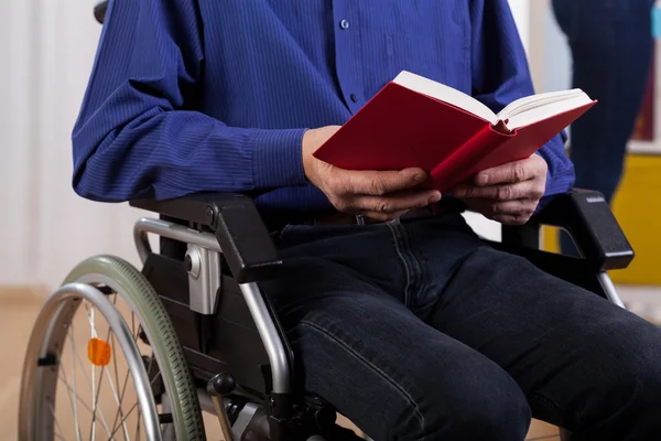 Homem com deficiência livro de leitura — Fotografia de Stock