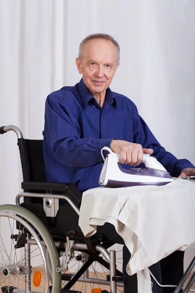 Homme handicapé pendant le repassage — Photo