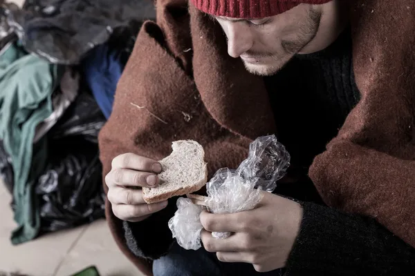 Pobre homem comendo sanduíche — Fotografia de Stock