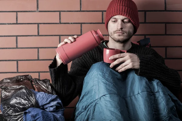 Homeless drinking hot tea — Stock Photo, Image