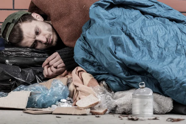 Homme allongé dans la rue — Photo