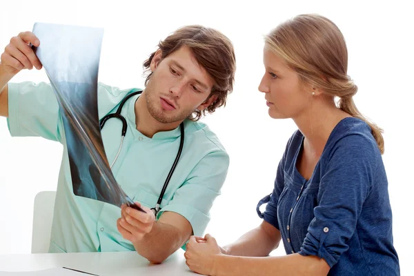 Doctor explicando rayos X — Foto de Stock