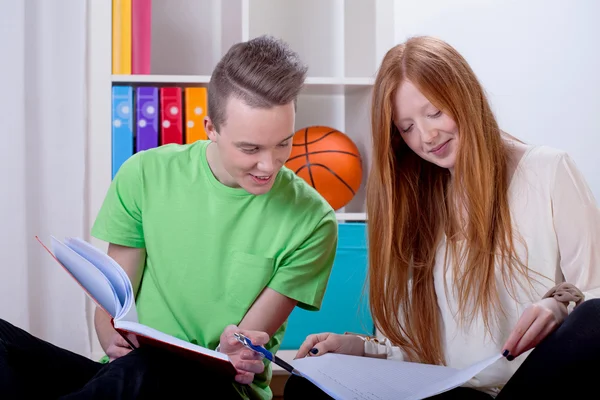 Los adolescentes están aprendiendo — Foto de Stock