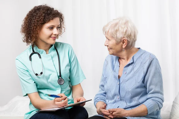 Médico examinando anciana —  Fotos de Stock