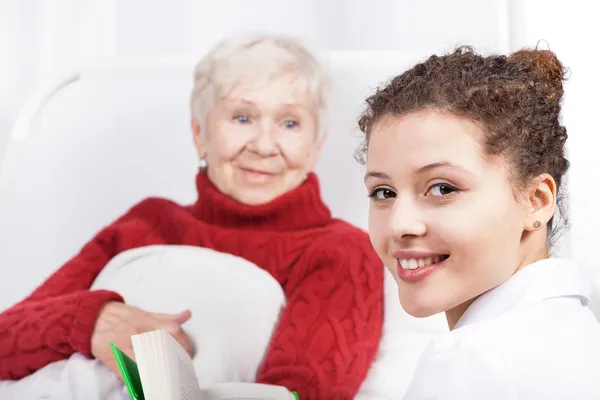 Libro di lettura badante femminile — Foto Stock