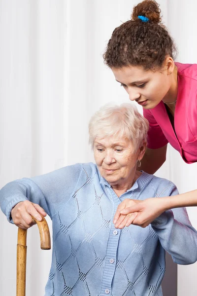 Enfermera ayudando a la mujer a levantarse — Foto de Stock