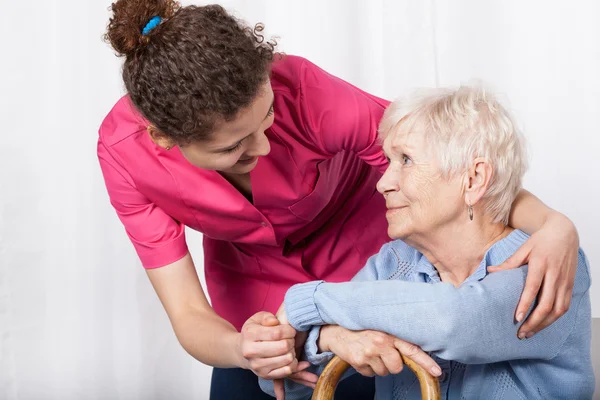 Krankenschwester kümmert sich — Stockfoto