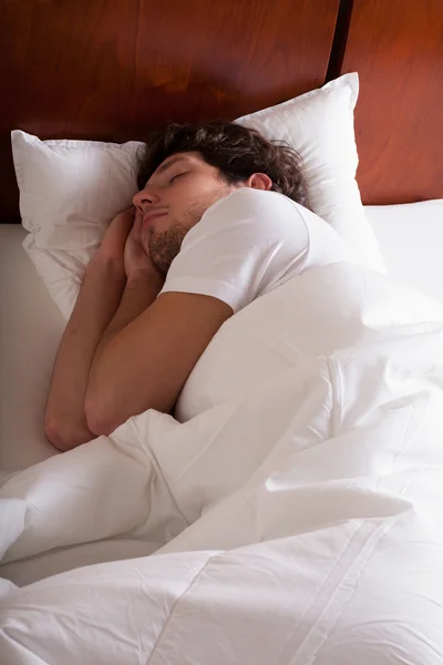 Hombre durmiendo en la cama — Foto de Stock