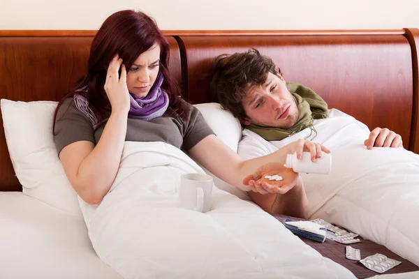 ベッドの中で病気のカップル — ストック写真