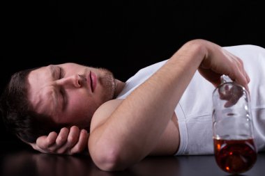 Yerde yatan sarhoş adam.