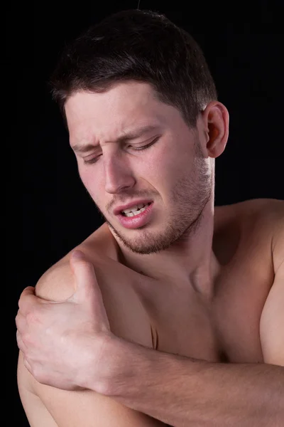 Мужчина с болью в руке — стоковое фото