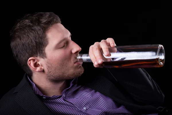 Affärsman dricka vin ur flaskan — Stockfoto
