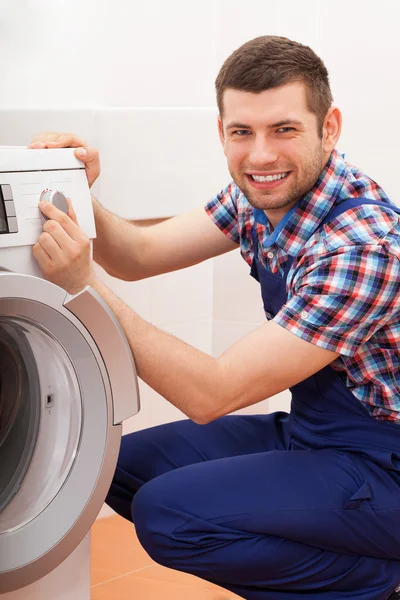 Plumber repairing washing machine — Stock Photo, Image