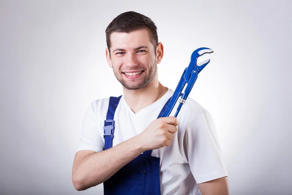 Junger Mechaniker mit Schraubenschlüssel — Stockfoto