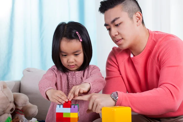 Irmão e irmã brincando — Fotografia de Stock